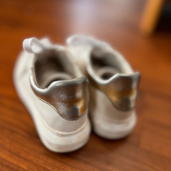 BLOGGER’S FAVE! Valentino fresia leather white sneakers US 7.5 - Picture 3 of 9